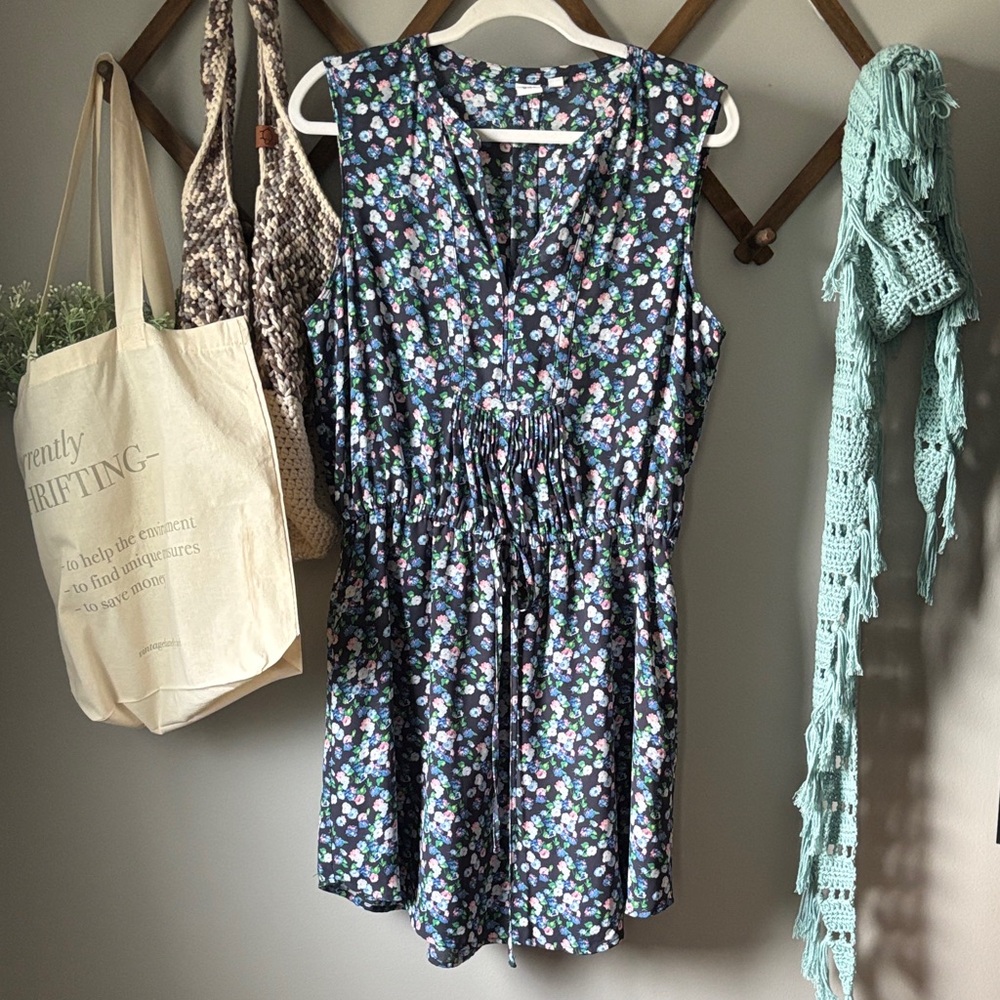 Cute navy floral GAP dress. Size L